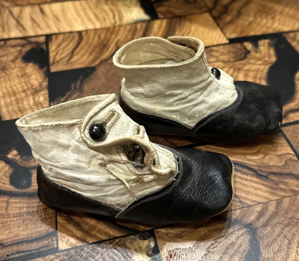 Zapatos de bebé victorianos eduardianos antiguos vintage de cuero negros/blancos abotonados Foto 2 de 4