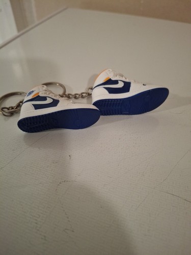 Portachiavi Nike Mini 3D per scarpe Air Jordan 1, bianco e blu - Foto 5 di 6