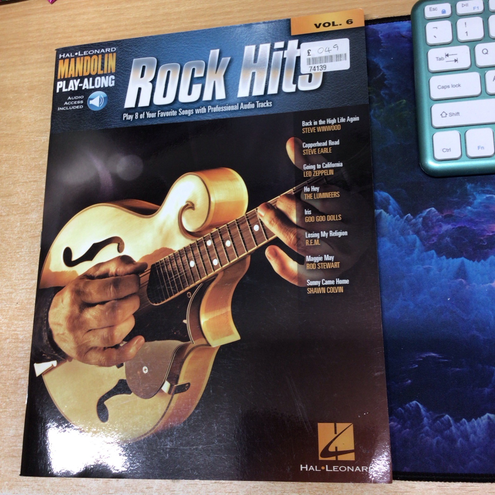 Rock Hits: Mandolin Play-Along Volume 6 (English) Paperback Book