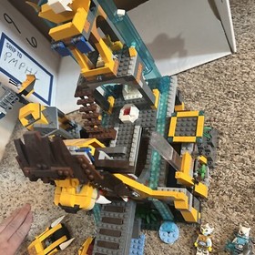 LEGO LEGENDS OF CHIMA: The Lion CHI Temple (70010) Read Plus Extra Mini figures