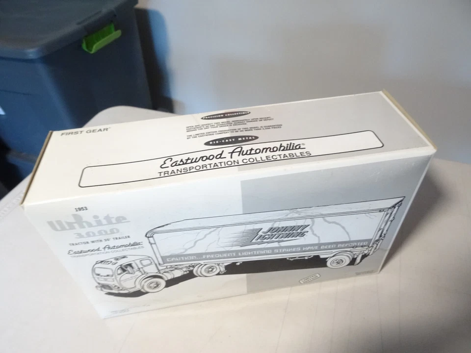 NEW FIRST GEAR 1953 WHITE 3000 1:34 JOHNNY LIGHTNING TRACTOR W/ 30’ TRAILER RARE - Image 3 of 4