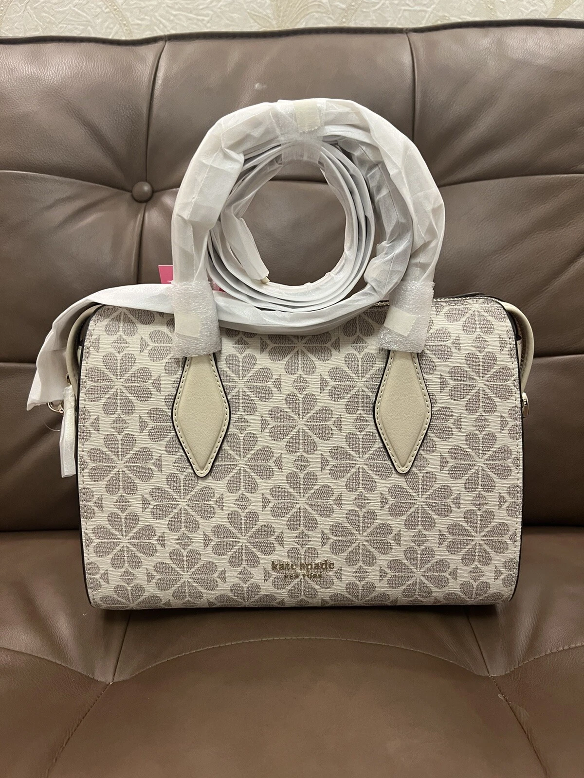 Borsa a tracolla media nuova con etichette fiore di vanga Kate Spade Stacy