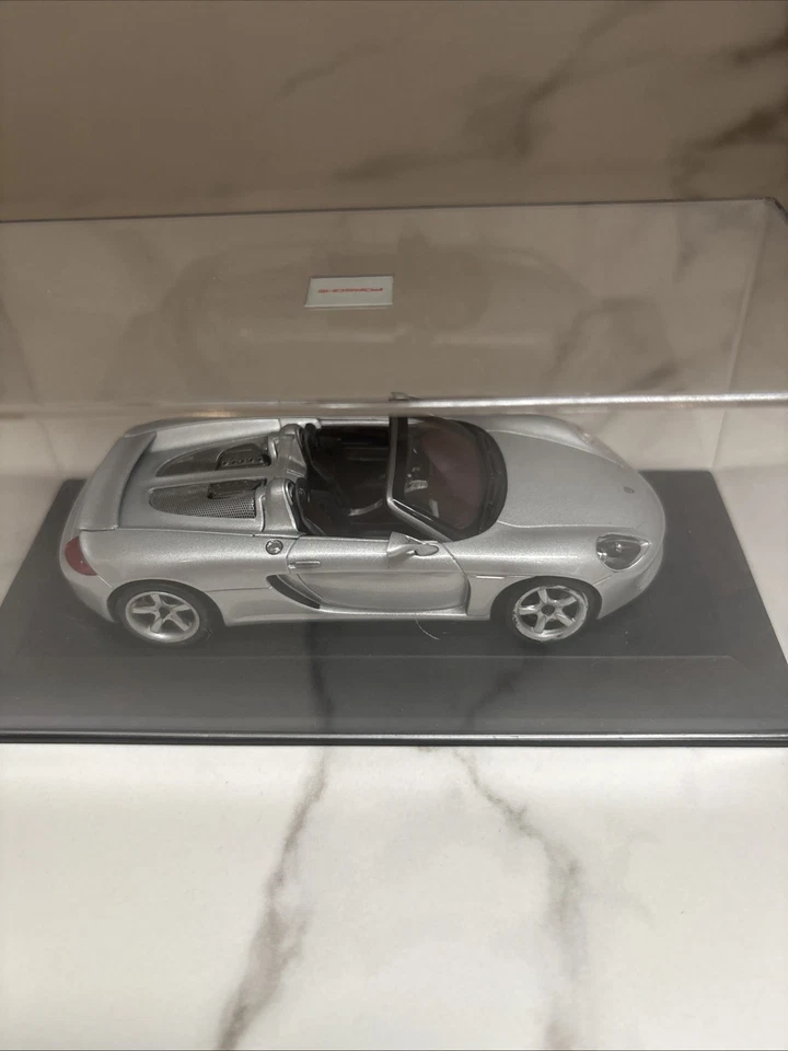Porsche Carrera GT prata fundido modelo art dealer edição Minichamps - Imagem 4 de 4