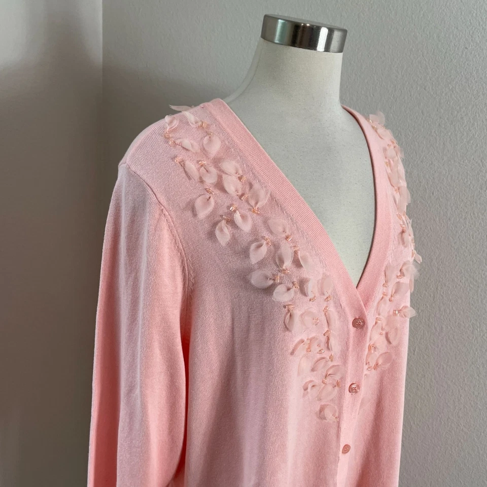 Isaac Mizrahi Live! Cárdigan tejido para mujer Plus 3X rosa adornado con detalles florales Foto 3 de 4