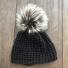 Kyi kyi canada Women s Black Knit Beanie Hat w/ Gray Fox Fur Pom-Pom, One Size
