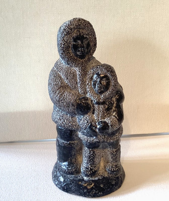 VINTAGE INUIT MUTTER UND KIND HANDGESCHNITZTE STEINSKULPTUR