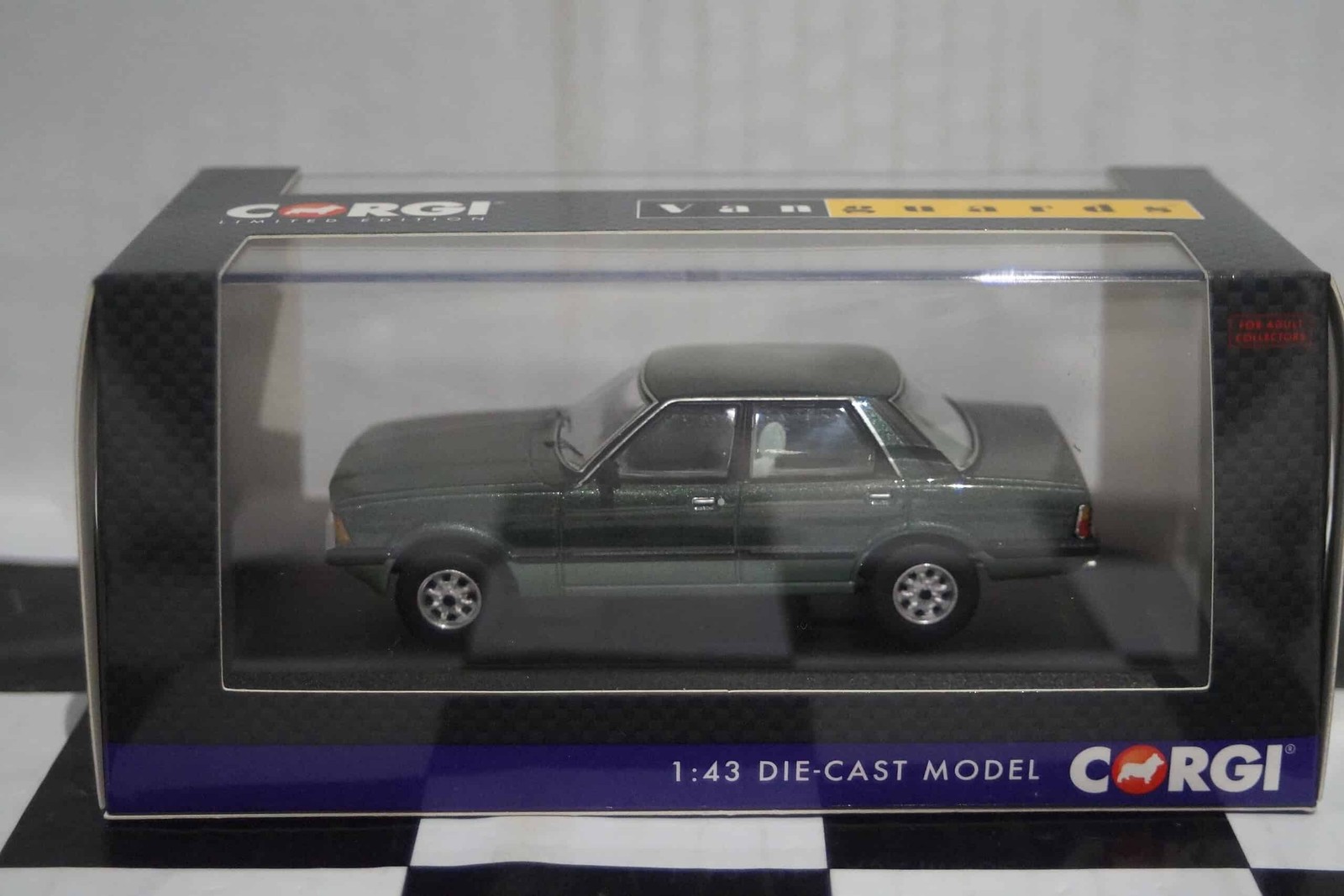 Corgi Ford Cortina Mk5 1.6 Carousel Forrest & Crystal Green 1:64 Diecast Model - Image 7
