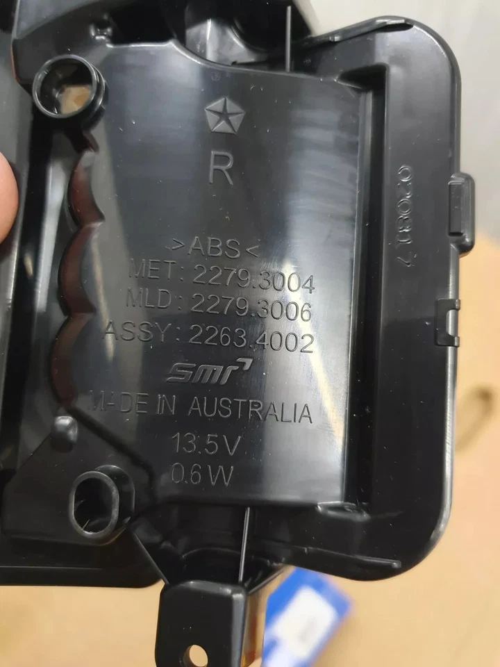 GENUINE MOPAR JEEP WRANGLER 18-26 RIGHT SIDE TURN SIGNAL LAMP 68361956AA - Image 3 of 4