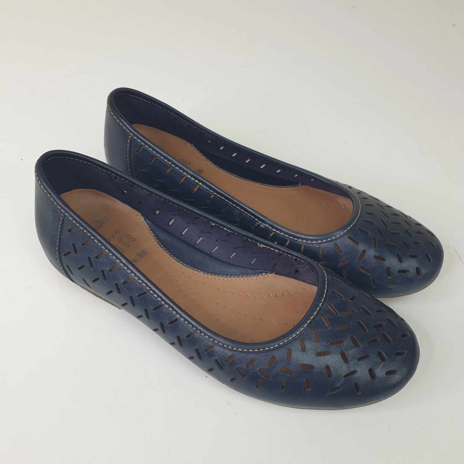 Scarpe da donna Clarks Henderson in seta 3E in pelle navy con slip on décolleté ad aria attiva