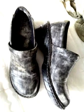BOC Born Clogs Slip On Gray Croc Skin Print Loafers Size 8.5