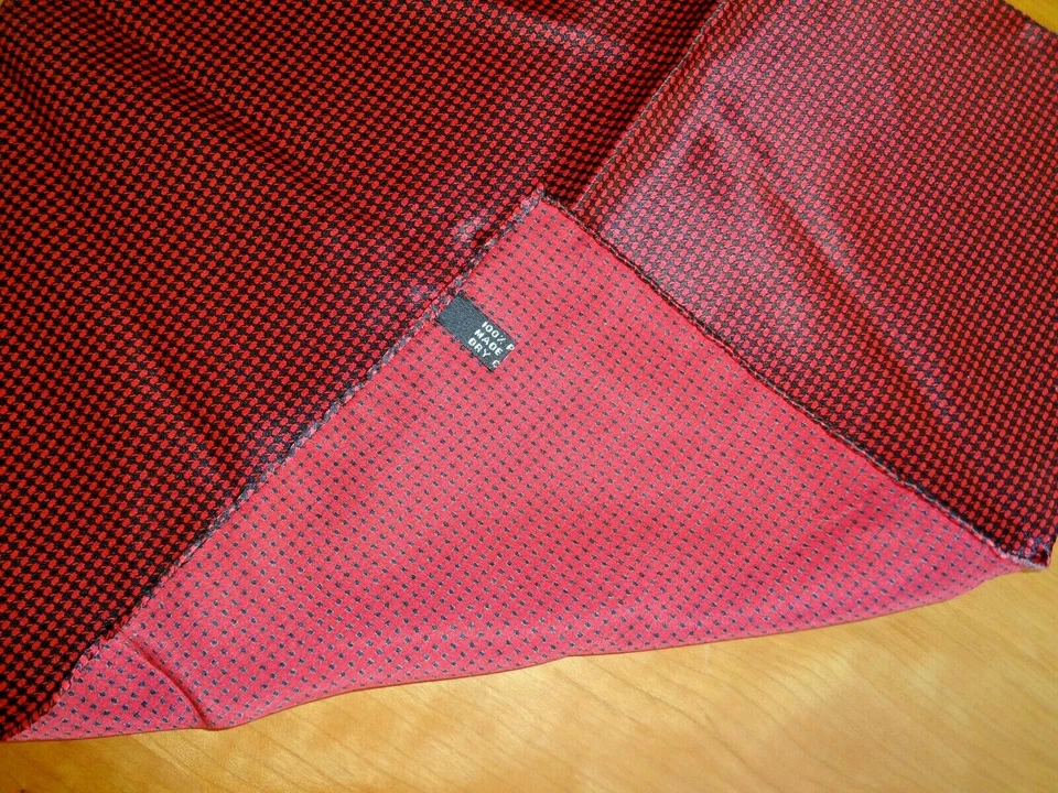 Pañuelo cuadrado de bolsillo de seda hecho en Italia granate con cuadros negros de colección para hombre Foto 2 de 3