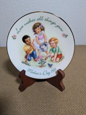 Avon Mother's Day 1991 Plate Love Makes All Things Grow Porcelain 22k gold 5''