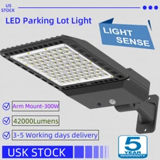 300W LED Parking Lot Light Commercial Shoebox Pole Light with Built-In Photocell