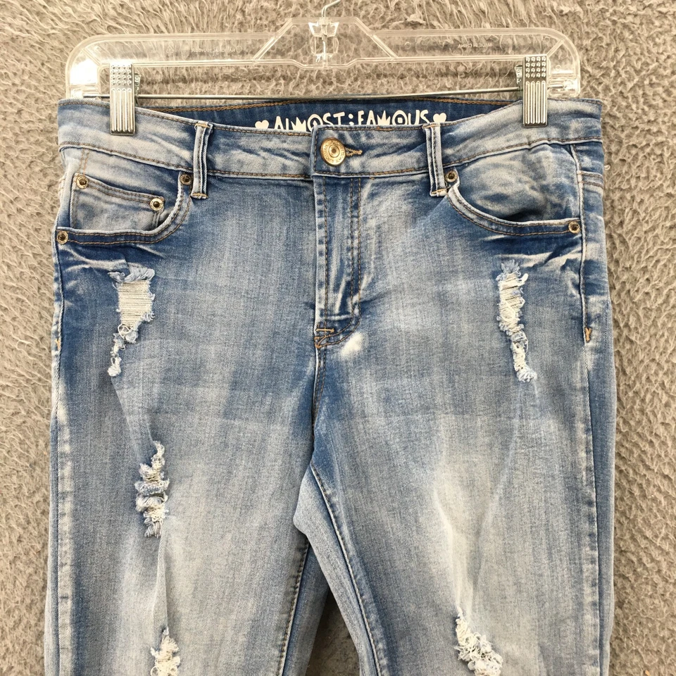 Pantalones de mezclilla Almost Famous Bootcut juveniles 5 azul lavado claro tiro medio desgastados Foto 2 de 4