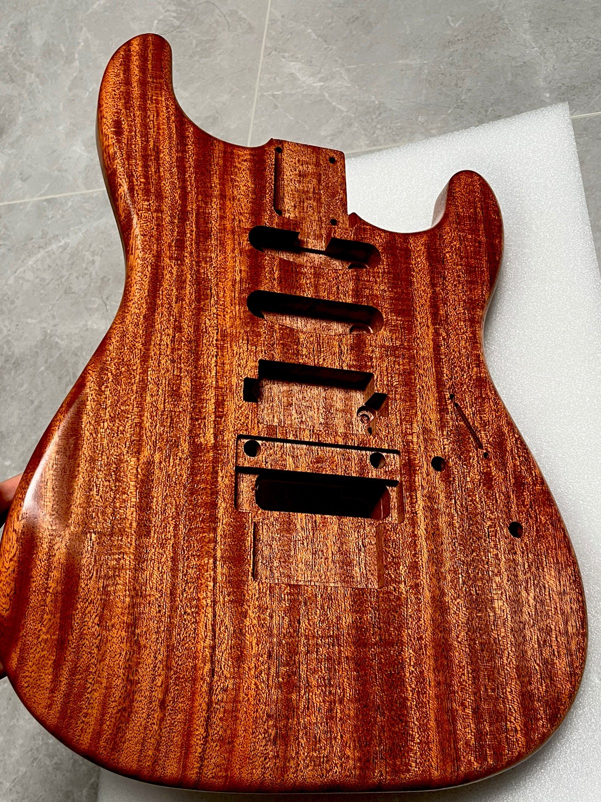 AAAAANew Cuerpo de guitarra fotoeléctrica de una pieza hágalo usted mismo caoba nitro mate