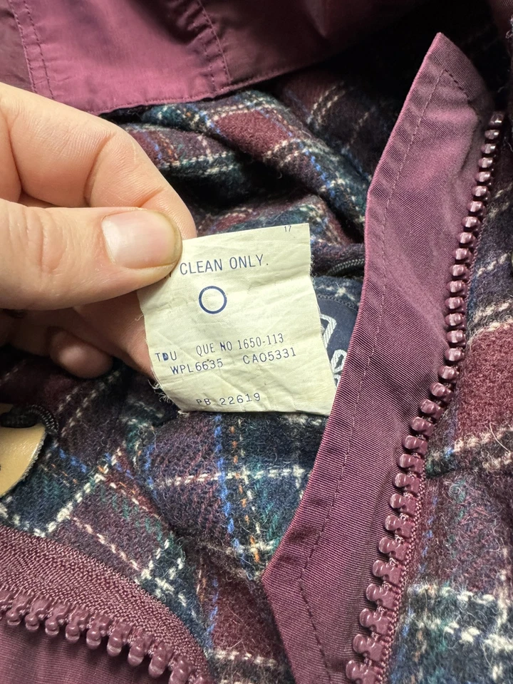 Abrigo parka vintage Woolrich para mujer con capucha forrado a cuadros borgoña hecho en EE. UU. Foto 4 de 4