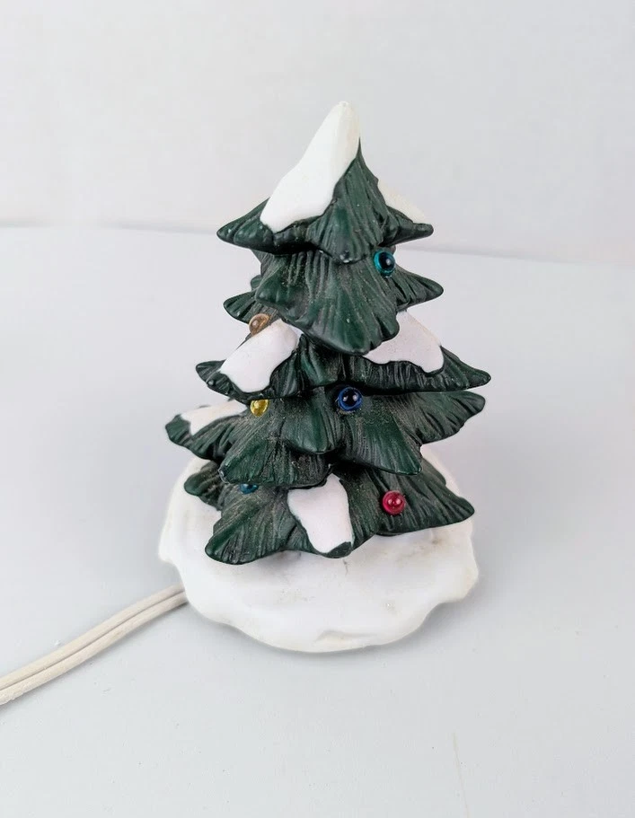 Árbol iluminado de porcelana vintage St. Nicholas Square Village 4" 1998 sin probar Foto 4 de 4