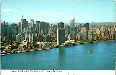 Postcard New York City Skyline and United Nations by Bob Glander 6x4 USA vintage