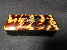 Una bellissima scatola di tartaruga con coperchio -  tabacchiera antica - L 9 cm