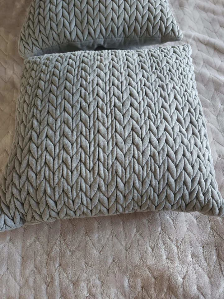 ALMOHADAS GRIS ACENTO 17" × 17" Juego de 2 Microfibra Trenzada Microgamuza Usadas en Excelente Condición Foto 3 de 4