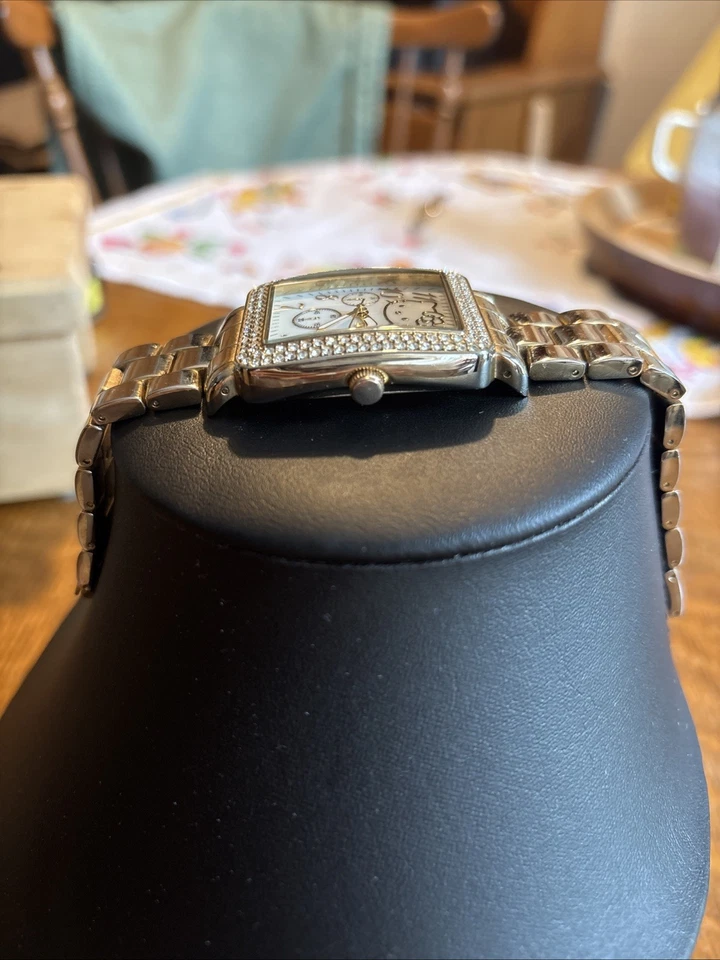 Женские серебряные часы Sanrio Hello Kitty с двойными стразами - Изображение 4 из 4