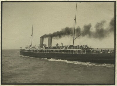 Belgien. Ostende um 1910. Ostende. Dampfschiff rauchend am Start.