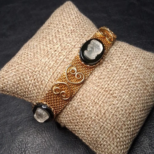 Vintage Glass Cameo Lady Mesh Bracelet Gold Tone. 14.787