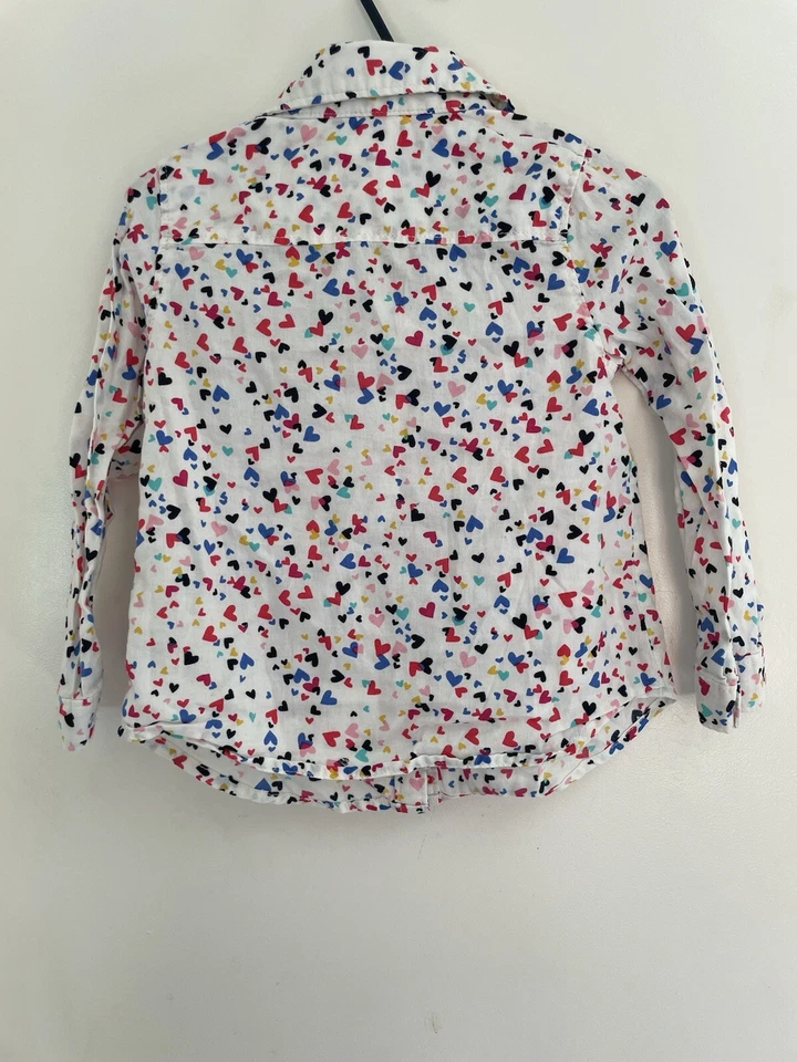 Camisa blanca manga larga con botones estampado de corazón colorido para bebés Gap niñas 3 años Foto 4 de 4