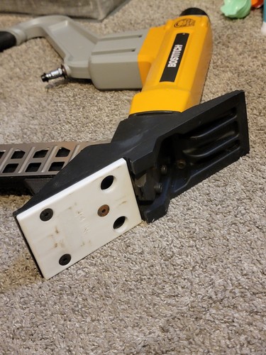 Bostitch BTFP12569 16-Gauge Pneumatic 2-In-1 Flooring Stapler & Mallet - Picture 9 of 10