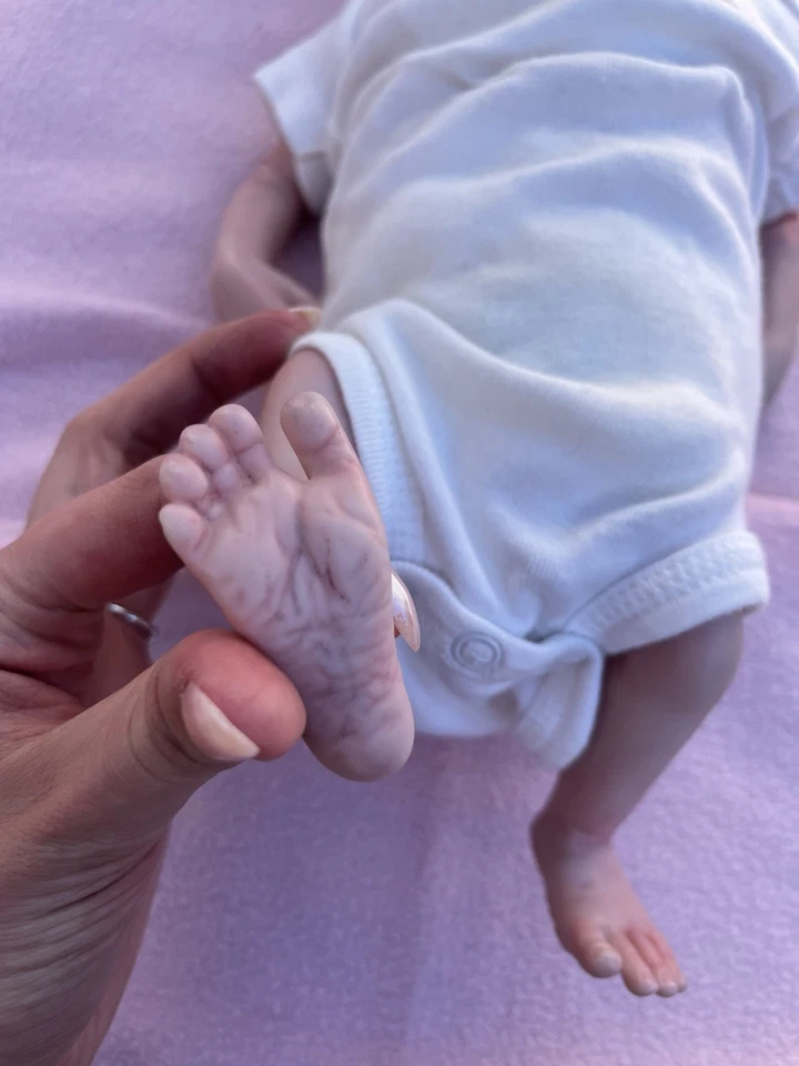 Bebé Reborn Caleb pintado y montado por Heather Boneham. Vinilo pintado a mano Foto 3 de 3