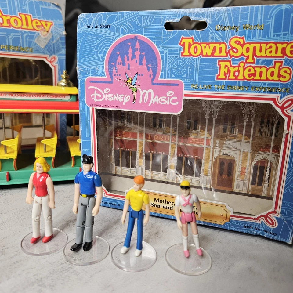 Conjunto de 9 personajes de Disney World Town Square Friends algunos nuevos algunos usados Foto 3 de 4