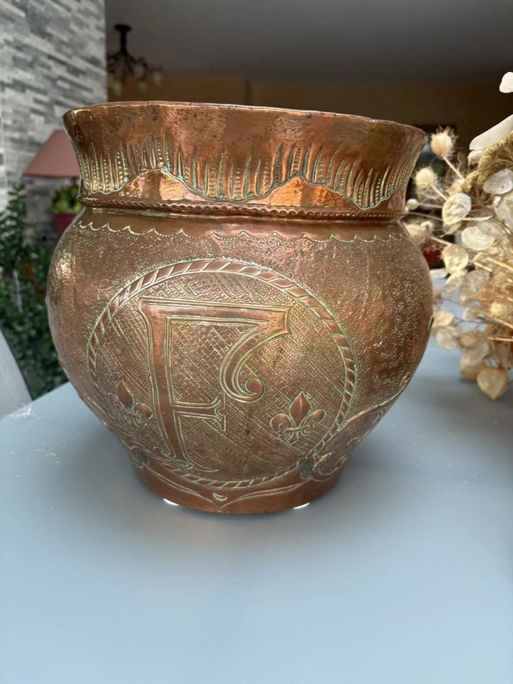 ANCIEN CACHE POT EN CUIVRE REPOUSSE MARTELE  XIX Blason Fleurs De LYS (château) - Photo 4/4