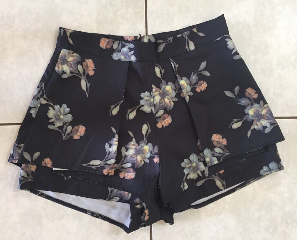 Silence & Noise Floral Print Pleat Front Shorts - Size 8 - Excellent Condition