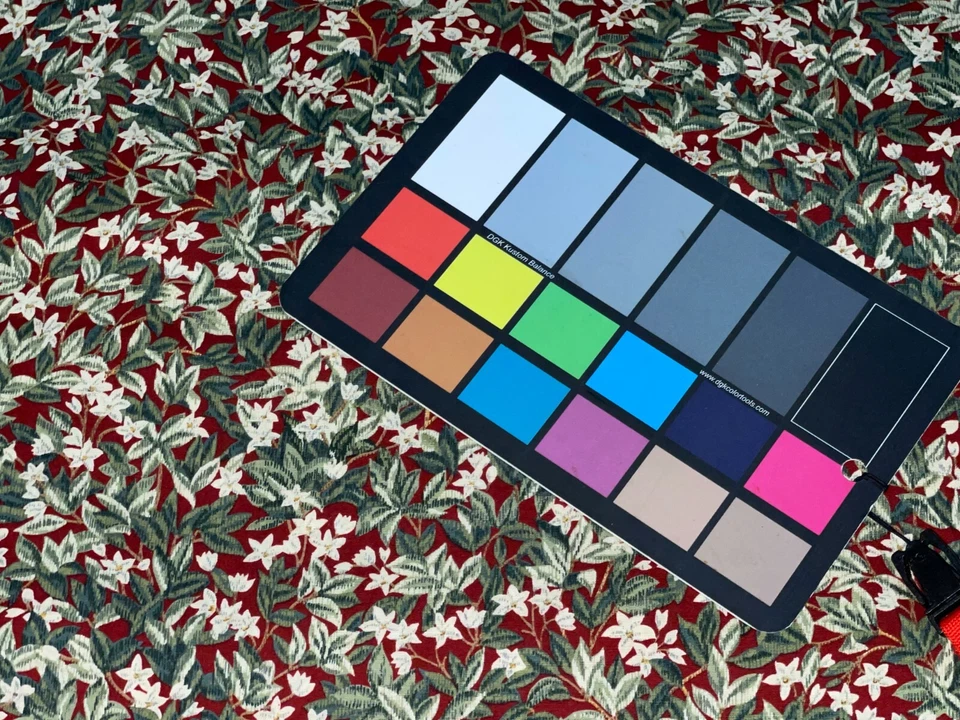 Tela de algodón con estampado de flores y hojas pequeñas "Selva Negra" de Moda de 7/8 yardas 33 X 44 Foto 4 de 4