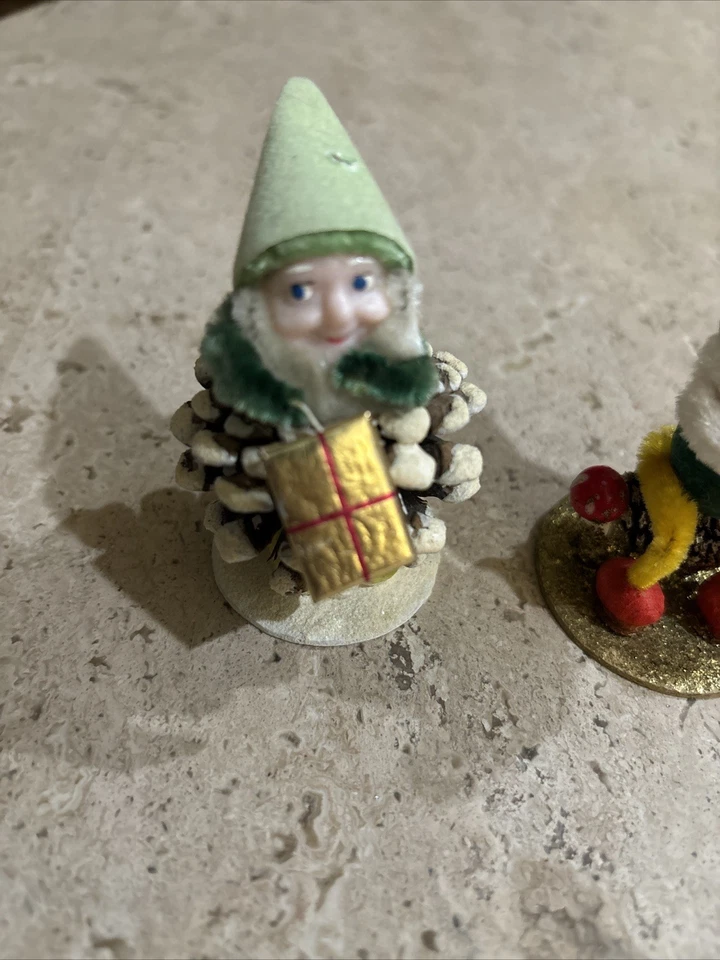 Juego de 3 Enanos de Navidad Brite Brillantes de Colección en Piñas  Foto 2 de 4