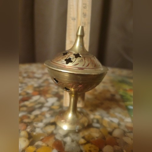 Mini bruciatore di incenso o incensiere vintage con coperchio ottone inciso con ottone rosso India - Foto 7 di 7