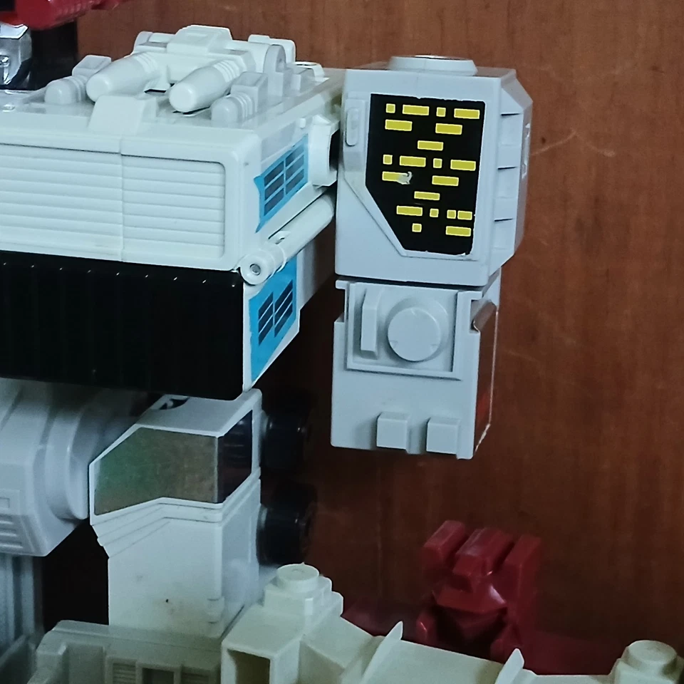 1985 G1 TRANSFORMERS METROPOLIS (80% COMPLETE) W/ SIXGUN G1 IUC - Image 3 of 4