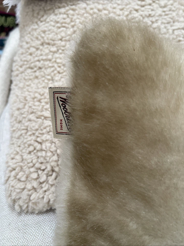 "Almohada decorativa de piel sintética Woolrich Home beige tostado 17""x11"" usada en excelente estado perfecta" Foto 4 de 4