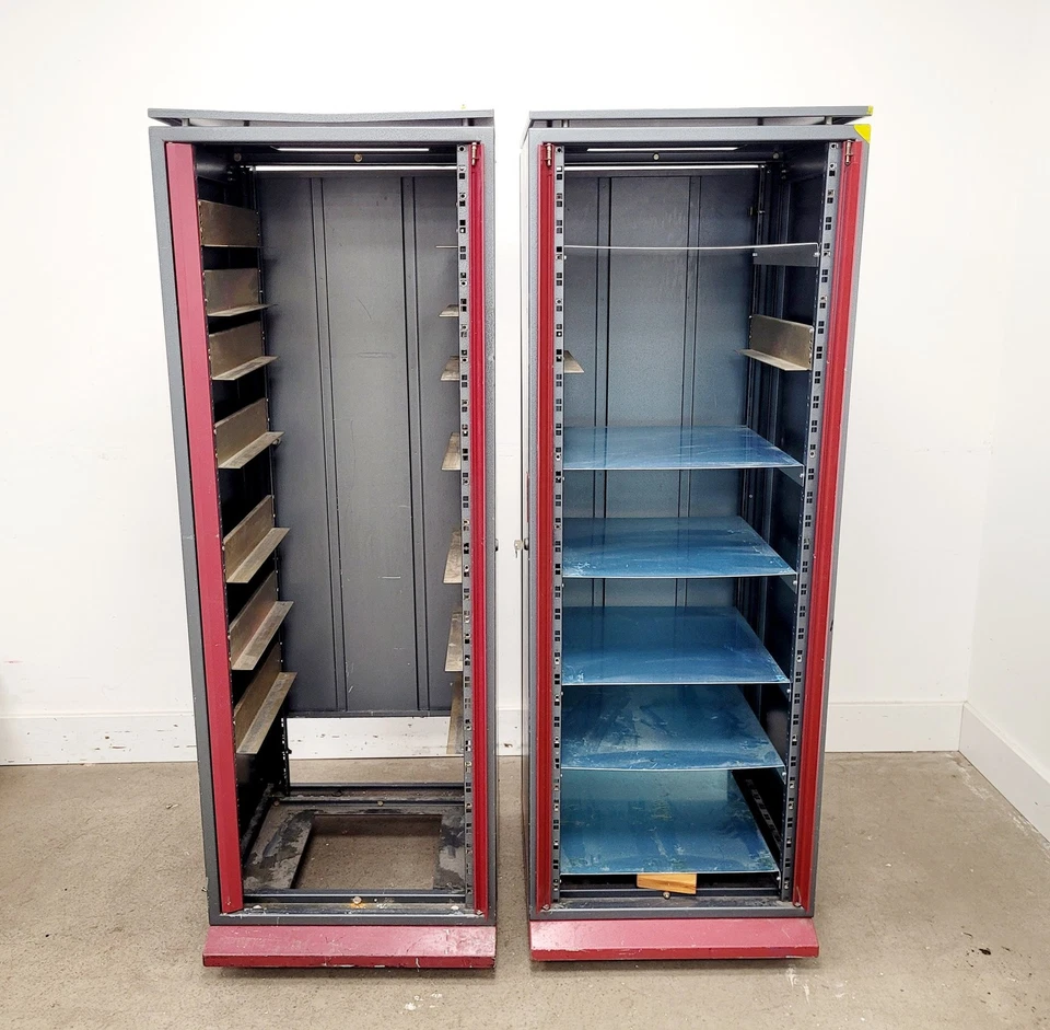 2 x Server Racks with Shelving and Shared Key - Image 2 of 4