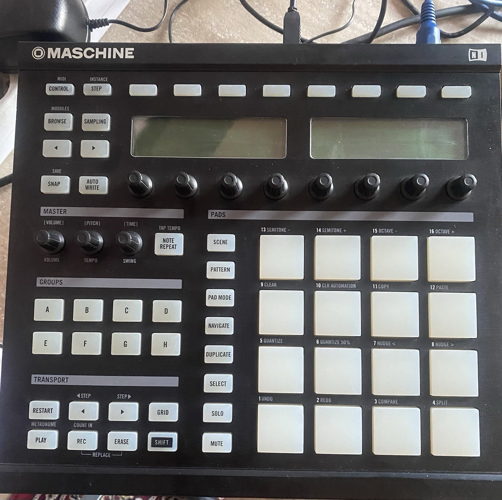 Native Instruments MASCHINE Controller MIDI USB con display, pad e manopole