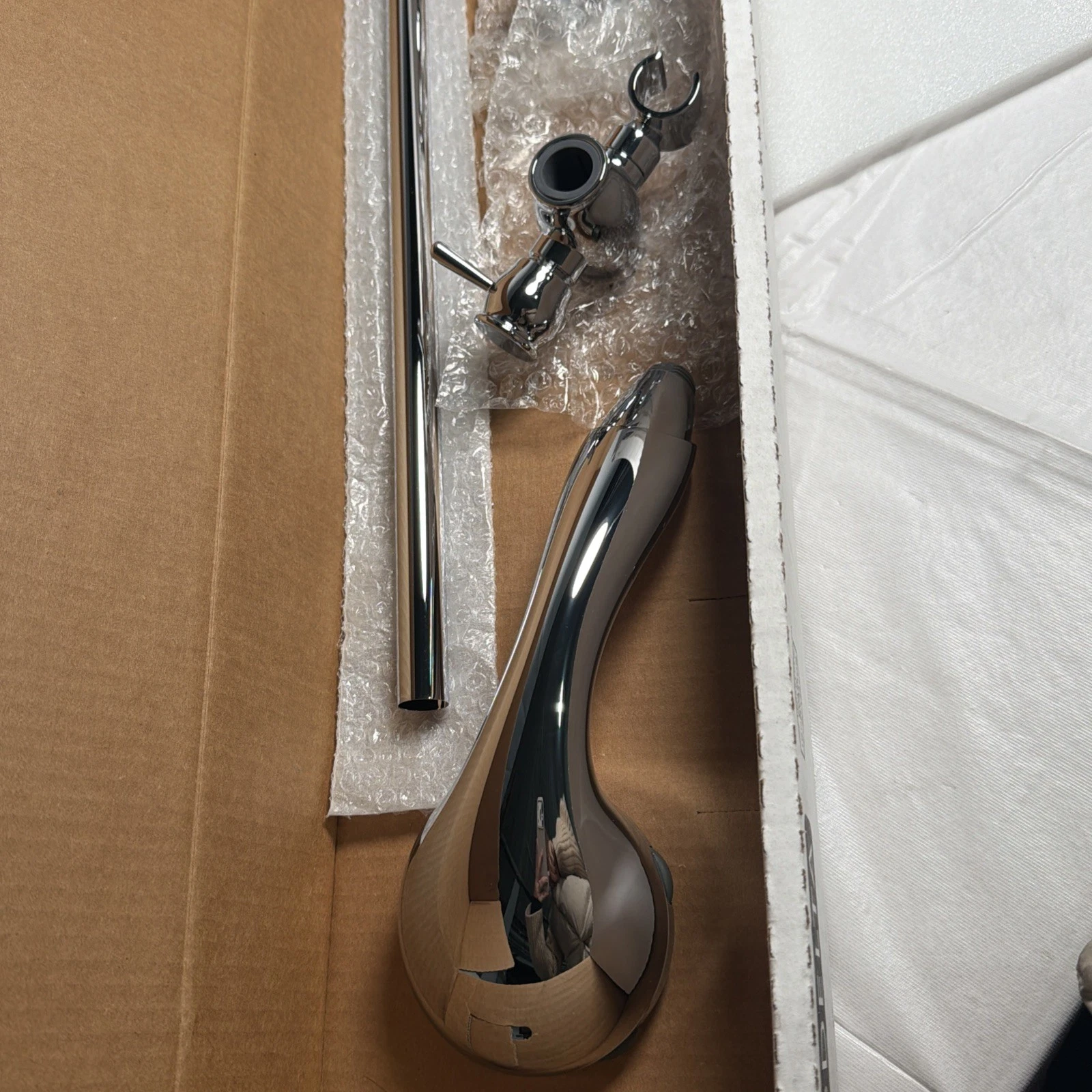 Delta 57014 2.5 GPM Hand Shower Package with Touch-Clean Technology - Chrome