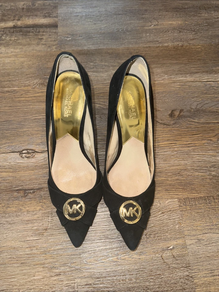 Sapatos/saltos femininos Michael Kors tamanho 9,5M preto com acabamento dourado - Imagem 2 de 4