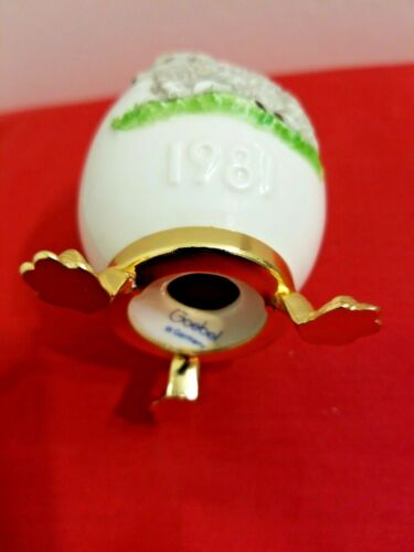 Huevo de cordero anual de porcelana de Pascua Goebel 1981 con base de 3 patas color dorado - Imagen 2 de 5