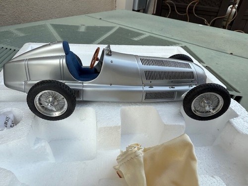 CMC 1/18 1934 MERCEDES BENZ W25 Diecast Model Car Plateado en la caja - Imagen 2 de 3