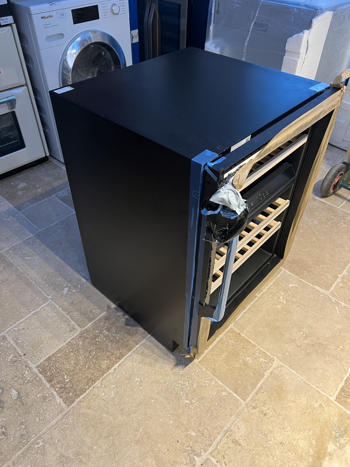 Bosch KUW21AHG0G Built In Wine Cooler Fits 44 Bottles Black G