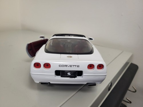 CHEVROLET CORVETTE ZR-1 de 1992 blanche 1/18 MAISTO voiture