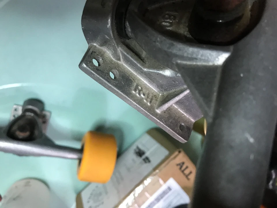 Par de caminhões de longboard Randal R II 50 graus 180mm e rodas retrô 72mm - Imagem 2 de 4