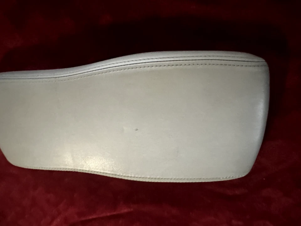 Cadillac DTS y Buick Lucerne 2006-2011 consola central tapa almohadilla reposabrazos gris Foto 4 de 4