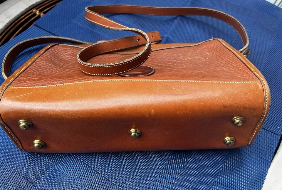 Bolsa de mão Dooney e Bourke couro marrom para todas as condições climáticas - Imagem 4 de 4