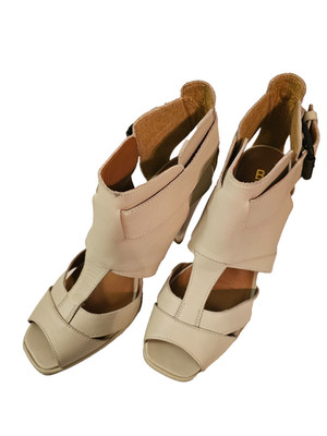 Bakers Off-white Nik | Style 1278 | Buckle Heels | SZ 7.5